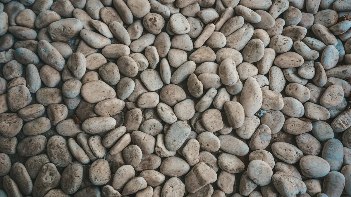 Styling Pebble Art in Small Flats: 9 Ideas for Shelves, Halls and Windowsills